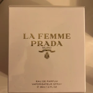 La Femme Prada Eau de Parfum - Elegant och sofistikerad parfym från Prada, La Femme, i en stilren vit förpackning. Flaskan innehåller 35 ml av en doft som utstrålar lyx och femininitet. Perfekt för den som vill ha en tidlös och klassisk doft.