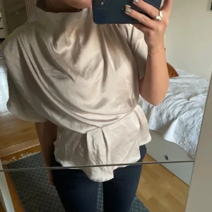 Fest topp - Säljer min beiga satin fest topp. Använd några gånger men är som ny.