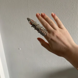 Fingerlednings ring - En unik ring som är flexibel och som inte har använts innan. 