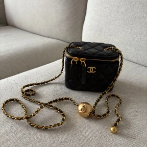 Svart väska - Svart väska med guld detaljer. Aldrig använd.