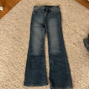 Lågmidjade jeans  - Helt oanvända så är i väldigt bra skick. Ordnisre pris 300 men jag säljer dem för 200. Skriv för mer bilder❤️‍🔥