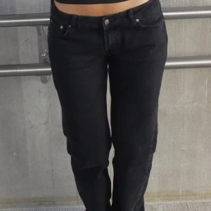 Svarta jeans från Junkyard - Snygga svarta jeans från Junkyard, straight fit. Använt max 3 gånger 