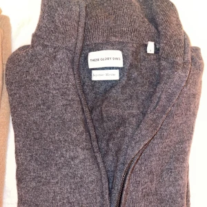Grå merinoulltröja från These Glory Days - Snygg grå tröja i merinoull från These Glory Days. Tröjan är i perfekt skick och har inte använts mycket. Skriv vid fler funderingar!