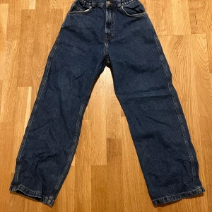 District 46 Baggy jeans - Det här är ett populära baggy jeans från district fortysix som har används relativt lite, men har ändå lite heelbite i slutet av jeansen. Storlek small men passar både small och x-small. Passar perfekt för någon som vill ha lite mer på baggy sidan.