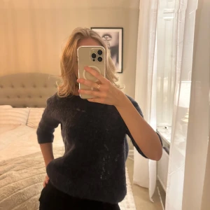 Mörkblå tröja med trekvartsärm - Säljer en stilren mörkblå tröja med trekvartsärm. Perfekt för en avslappnad look. Tröjan har en mjuk och bekväm passform. Ifrån soaked in luxury