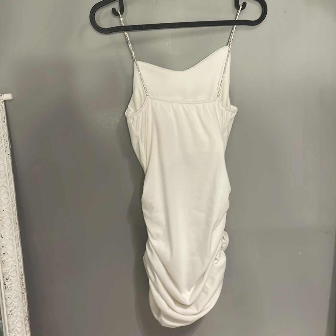 Vit klänning med glitter band - 1