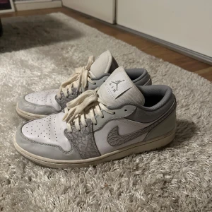 Nike Air Jordan 1 Elephant Print Low - Här är ett par Jordans som jag haft i cirka 1 år, har inte kommit till stor användning, och har försökt hålla skorna i så bra skick som möjligt. Nypris för skorna på merchsweden är 5599kr. 