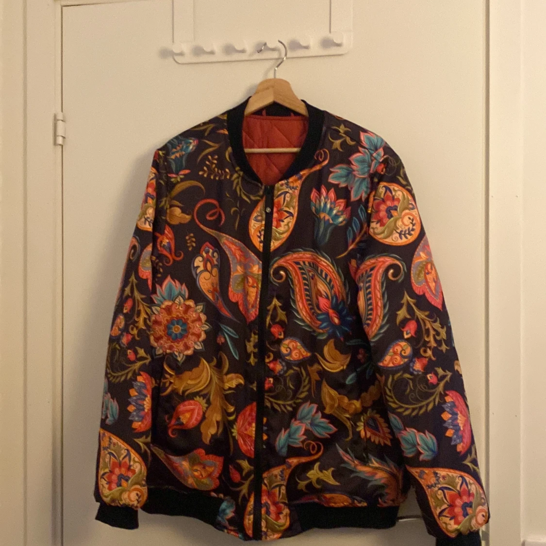 Färgglad bomberjacka från Freshhoods