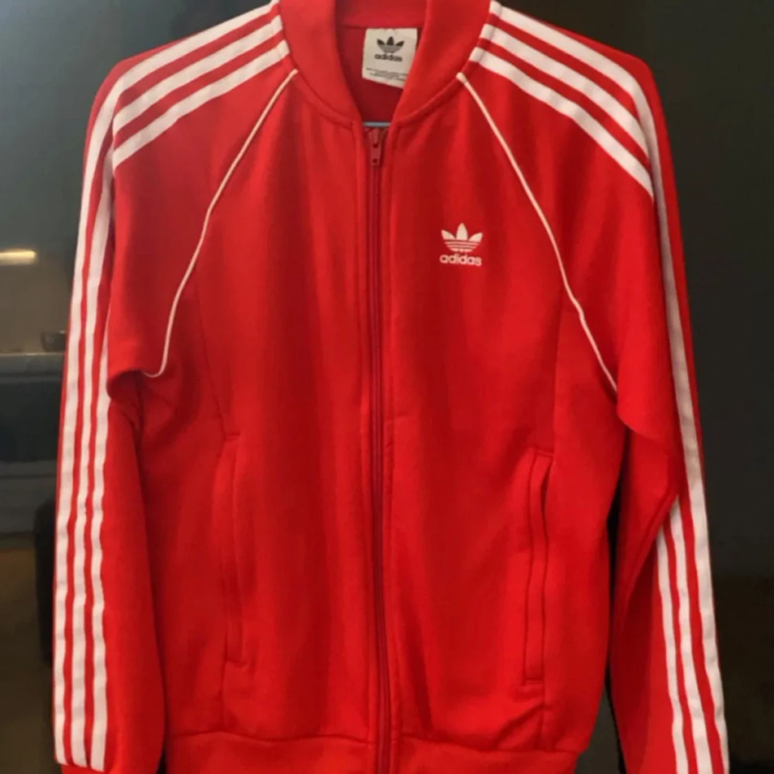 Röd träningsjacka från Adidas