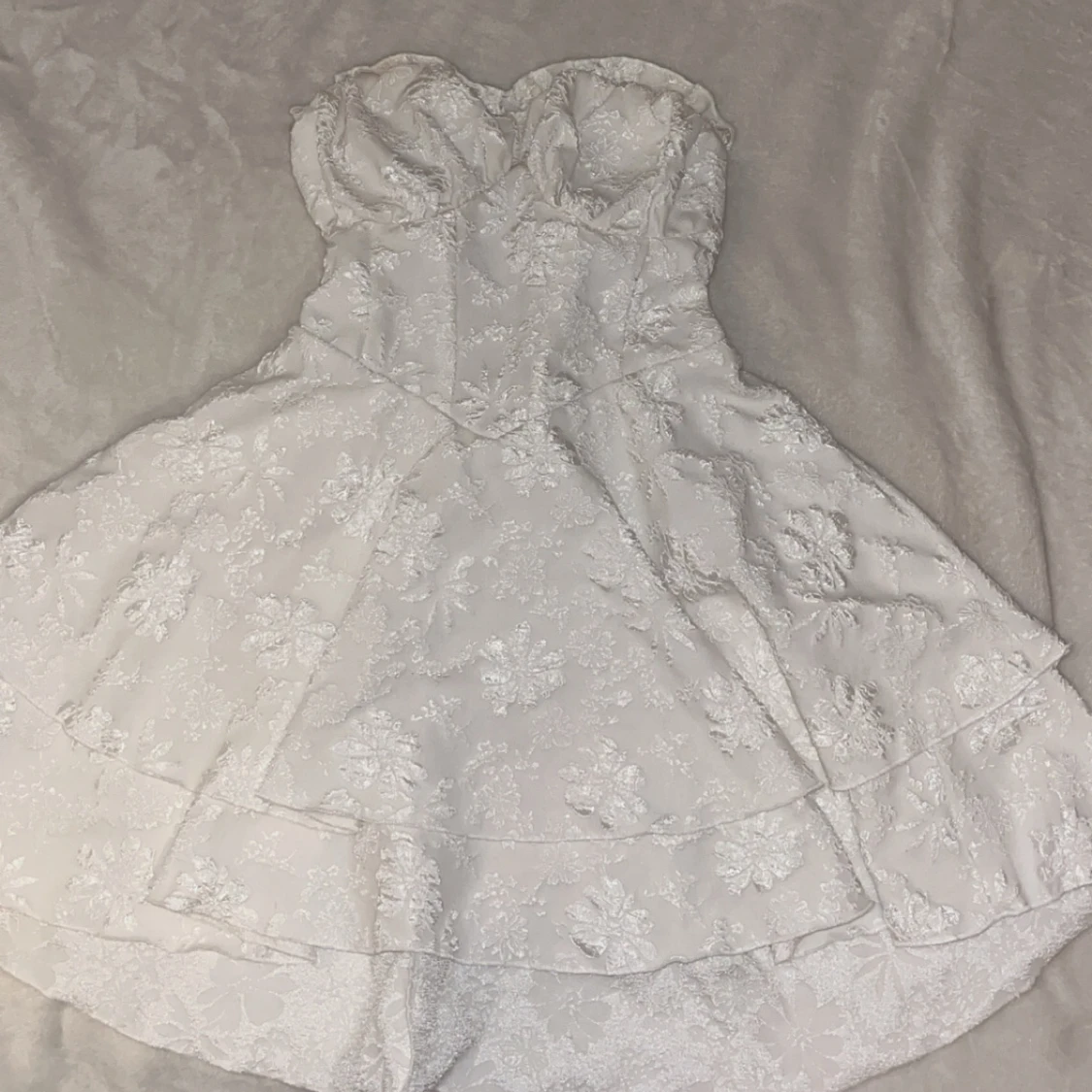 Vit axelbandslös klänning med blommigt mönster