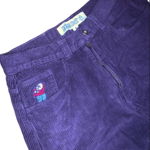 Lila Polar Skate corduroy byxor  - Svin feta corduroy byxor från Polar Skate company, har luggit i garderoben ett tag och försöker därför bli av med den då den inte används, Skriv vid intresse eller prisförslag 🙏🏼🙏🏼🔥🔥