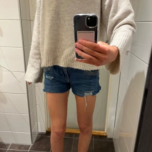 Lågmidjade jeansshorts - Lågmidjade jeansshorts som är avklippta mos mosh jeans. Storlek 27, använt skick. Säljs för 100 kr då det är ett dyrt märke💕