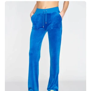 Juicy couture byxor - Säljer mina superfina juicy byxor då dom är lite för stora, snöret har tyvärr försvunnit men annars är dom i mycket bra skick.💓säg till om bättre bilder!