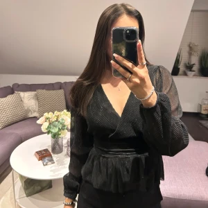 Glittrig blus  - Svart glittrig blus från Gina tricot. Aldig använd, storlek S. köparen står för frakten! 💗