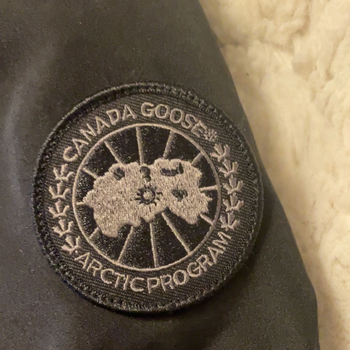 Svart pufferjacka med huva - 4