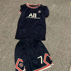 Mörkblå fotbollströja med shorts  - Storlek 140 perfekt present till folk som är fotbollsintresserade 