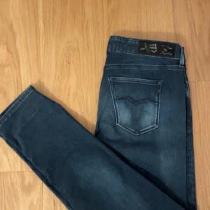 Mörkblå jeans från Replay - Blå Replay Hyperflex jeans med den populära femfick designen. Dessa jeans har används endast någon gång. De är i princip nya och väldigt sällsynta väldigt få tillgängliga. Inga särskilda defekter eller hål, syns inte att de används. Skick 9.5/10 Finns en pytteliten fläck men syns inte! Storlek- Waist:31, längd:30, nypris:2500kr, mitt pris 599kr. Vid eventuella frågor eller funderingar är det bara att höra av er Mvh