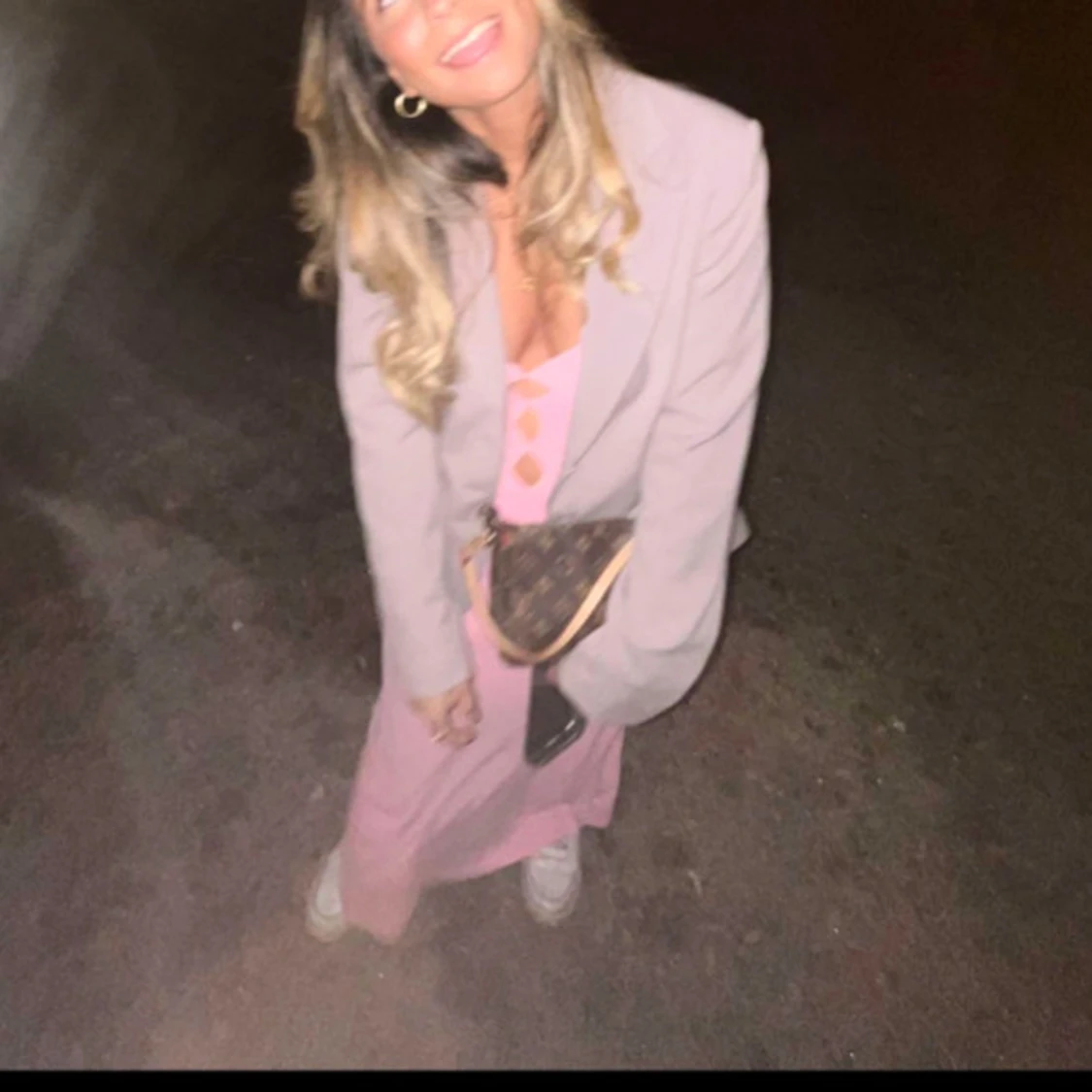 Rosa klänning med utskärningar - 2