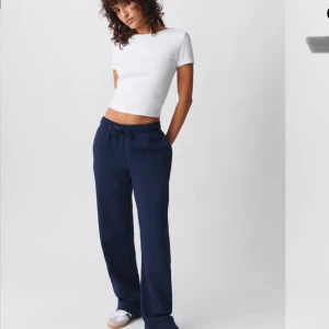 Mjukisbyxor - Säljer dessa superfina och sköna mjukisbyxorna ifrån Gina Tricot. Endast använda 1 gång och säljer pga att de inte används💞💞