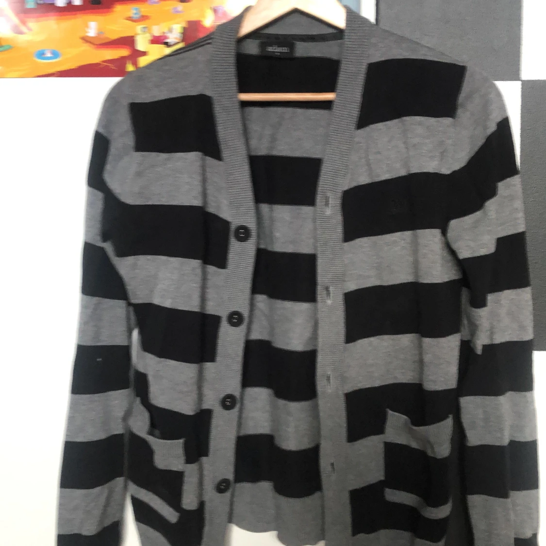 Grå och svart randig kofta från Adam