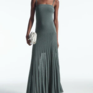 Cos pleated knitted maxi dress - Populär klänning från cos