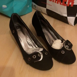 Svarta ballerinaskor med klack och spänne - Snygga svarta ballerinaskor från Claires med en liten klack och dekorativt spänne framtill. Skorna har en rund tå och är perfekta för en stilren look.