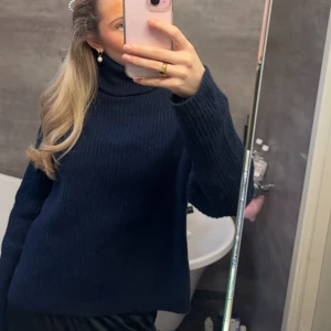 Polo tröja  - Jätte fin stickad polo tröja som är slutsåld på hm❤️aldrig använd❤️