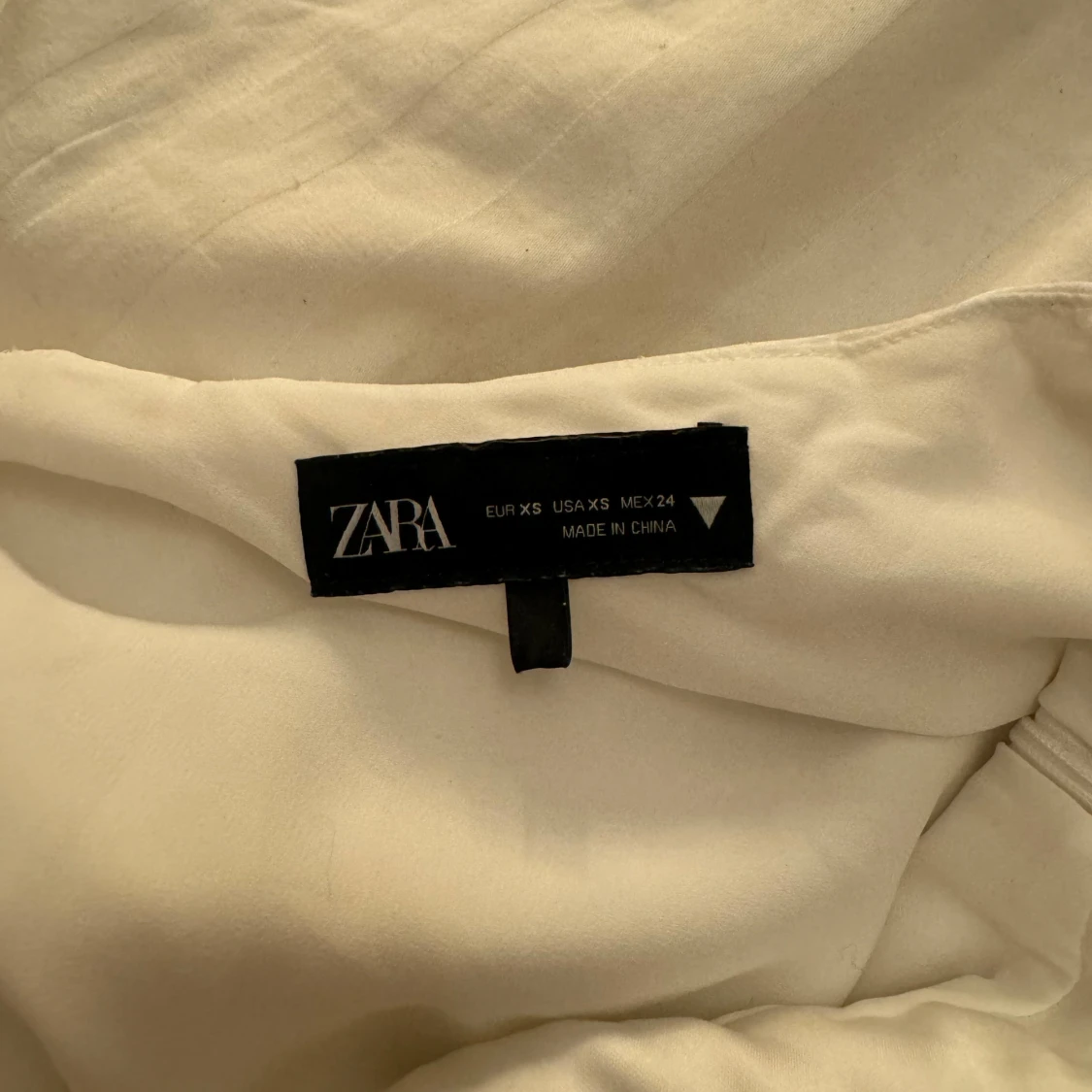 Vit satin klänning från Zara - 2