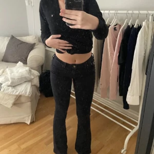 Lågmidjade Bootcut Jeans - Snygga jeans ifrån Lois. Storlek W27 L32. Kan inte ange varumärket då de blir borttagna av någon anledning men skrev här i beskrivningen. Det är i en väldigt mörkblå färg så ser mer svarta ut. 