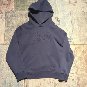 Polo Ralph Lauren hoodie  - Säljer en riktig snygg hoodie från polo Ralph Lauren.Storlek 14-16 men passar nån från 160-170. Nypris på denna ligger på 1200 och säljs för endast 260. Hoodien är i mycket bra skick utan synliga defekter. .  