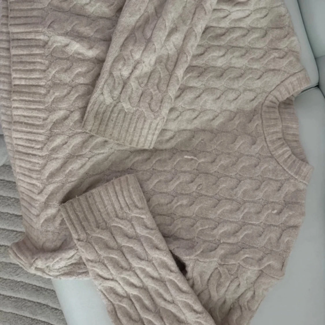 Beige stickad tröja