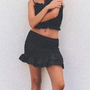 Svart kortkjol med volang - Helt ny svart kjol från zara med lapp kvar.💞💞