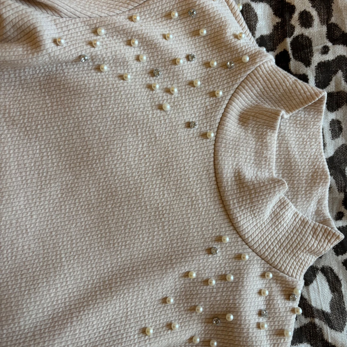 Beige  ribbad polotröja med pärlor - 1