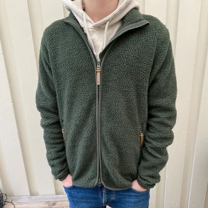 Fleccejacka  - Riktig skön o snygg flecce jacka. Med bra kvalitet!! Perfekt till våren! Skick 10/10. skriv vi minsta fundering! Mvh Lysekilsgarderoben!