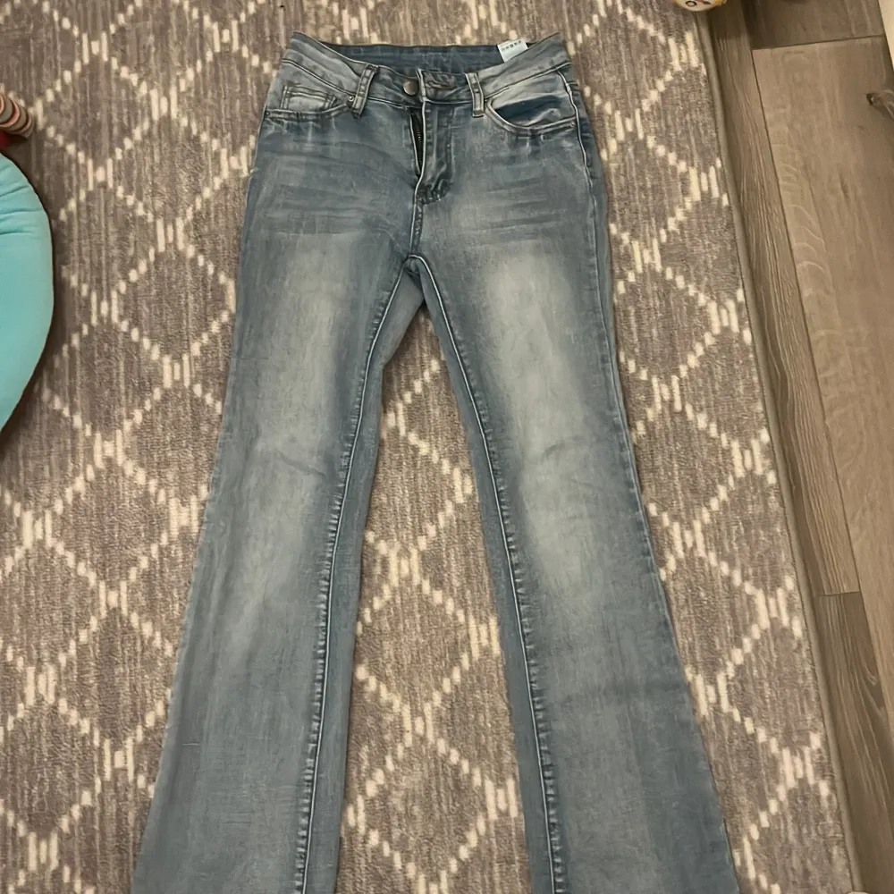 Snygga blå bootcut jeans från shein med klassisk femficksdesign och dragkedja. Perfekta för en avslappnad stil med en touch av retro. De har en lätt tvättad look som ger en cool vibe.. Farkut & Housut.