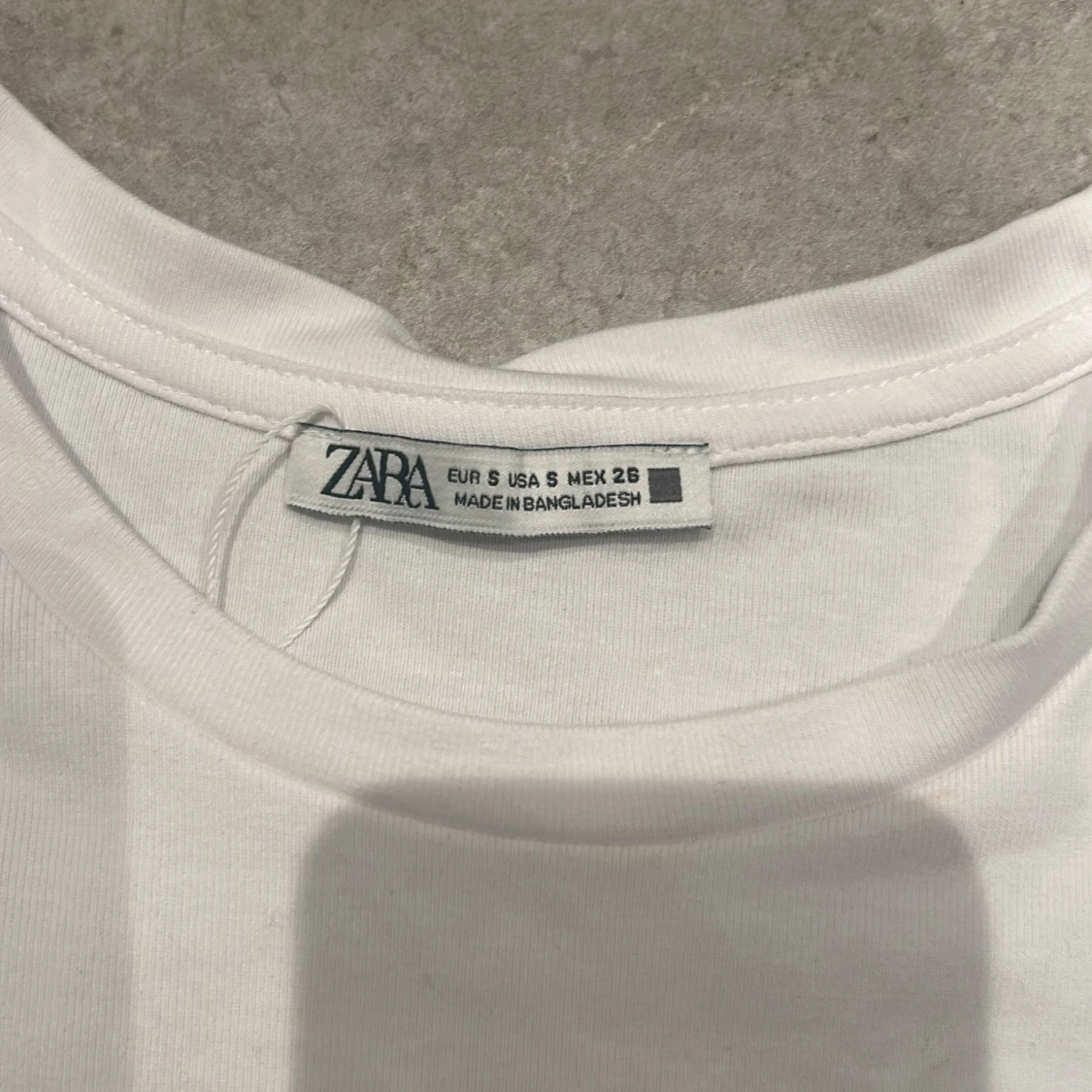  Vit t-shirt med pärldetaljer från Zara - 2