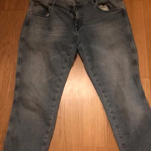 Blå jeans från Replay - Snygga blå jeans från Replay i en klassisk straight fit. De har en dragkedja och knapp framtill samt fem fickor. Perfekta för en avslappnad stil. Storlek 30W och 30L