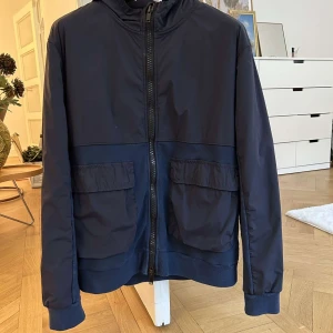 Dondup vindjacka - Färg: Mörkblå Storlek: M Skick: Mycket bra  Pris: 1099kr