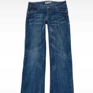 Blå jeans med broderade bakfickor - Snygga blå lågmidjade jeans som passar mig som är 175. Sprättade nertill