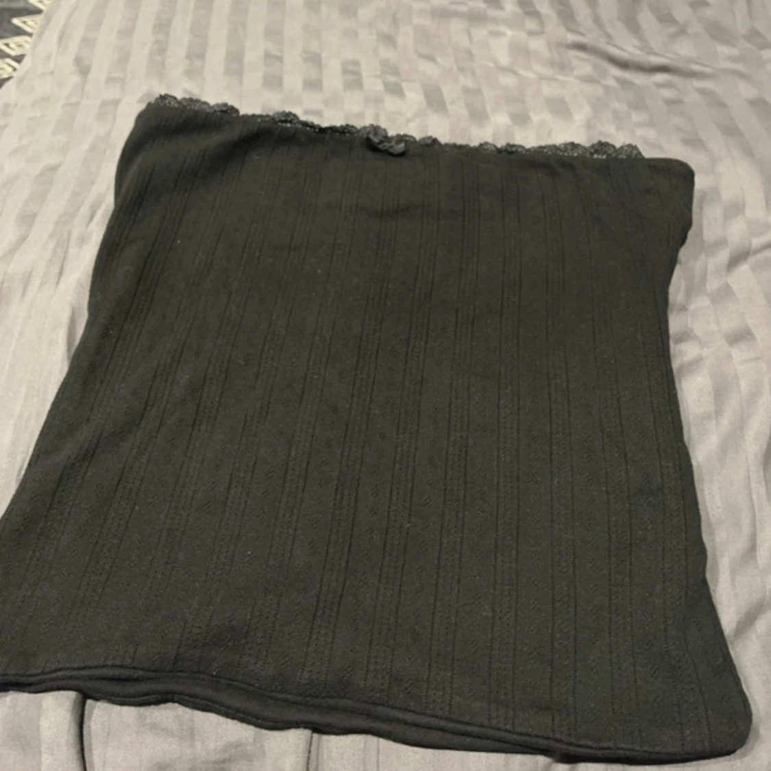 Ett matchade set med svarta rosetter från bikbok storlek:L