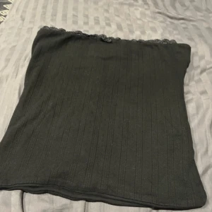 Ett matchade set med svarta rosetter från bikbok storlek:L - Ett svart matchade sett med en snygg bandå topp och matchade långkjol till. Aldrig använd och storleken är L i både topp och kjol. Jag säljer för 180 kronor.✨