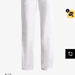 Vita linnebyxor från Roxy - Snygga vita linnebyxor från Roxy med en avslappnad passform. Byxorna har en elastisk midja med snörning, köptes förra våren men kom aldrig till användning därför säljer jag dom😊 storlek S! Pris kan diskuteras 