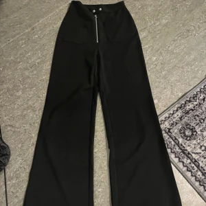 Svarta byxor från Bik Bok - Jättefin kostymbyxor med fickorna framsidan.  Andra bild är lånebild av tidigare säljare.                Köpte från Vinted  Tyvärr var den för lång för mig. Jag är 154cm lång. Skulle säga den passa någon som är 160+ 