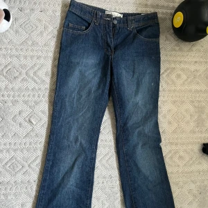 Vintage jeans från Fransa - Super snygga jeans köpte tidigare från vinted.  Men tyvärr är den för liten för mig.  Storlek 27 . Jeansen är utsvängda osäker om det är låg midja.