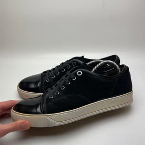 Lanvin skor  - Hej! Säljer nu dessa sjukt snygga Lanvin skor. Skorna är i toppskick! Vi rekommenderar att gå ner en storlek. Har ett begränsat antal boxar och dustbag! Hör gärna av dig vid frågor 