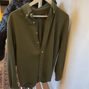 Grön polo skjorta - En grön polo skjorta i storleken S
