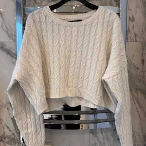 Stickad tröja  - Stickad vit tröja från Bikbok. Storlek S. Använd ett fåtal gånger. Köparen står för frakten! 🤍