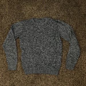 Stickad crewneck kofta  - Riktigt clean stickad crewneck kofta i skönt material med bra passform storlek S 