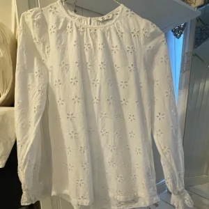 Fin vit blus - Vit blus som är oanvänd från Cubus med inga defekter. Resår längst ner på ärmen🤍