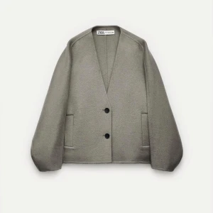 Grå kavaj från Zara - Snygg oversized kavaj / omlottjacka från Zaras premium kollektion💕Storlek xs-s